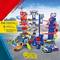 Zestaw zabawkowy 'Turbo City' z 56 miejscami parkingowymi, 6 poziomami, zmotoryzowaną windą, komisariatem policji, samochodami i żywą kolorystyką do kreatywnej zabawy.