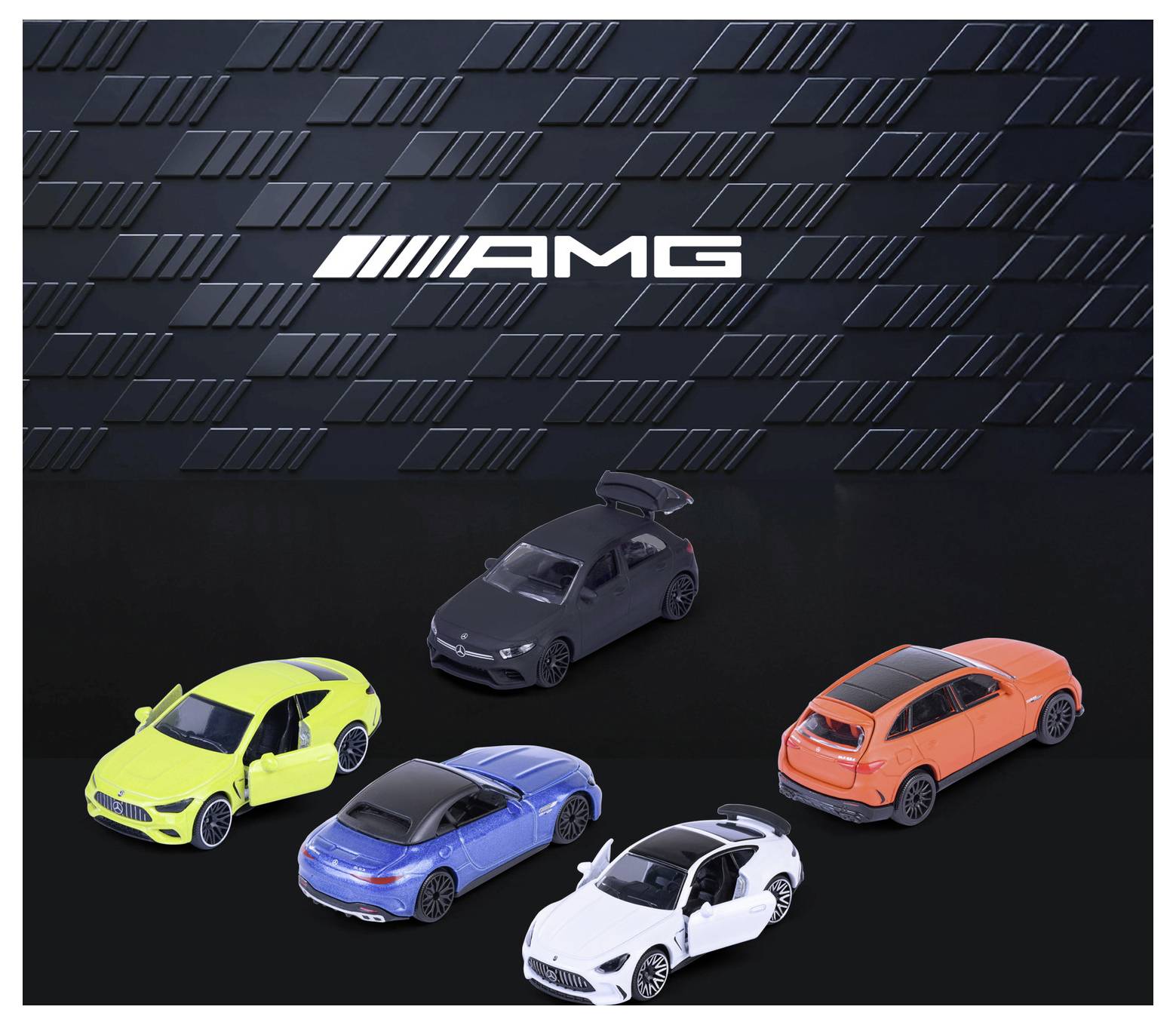 Logo "AMG" nad pięcioma kolorowymi modelami samochodów na ciemnej, teksturowanej powierzchni.