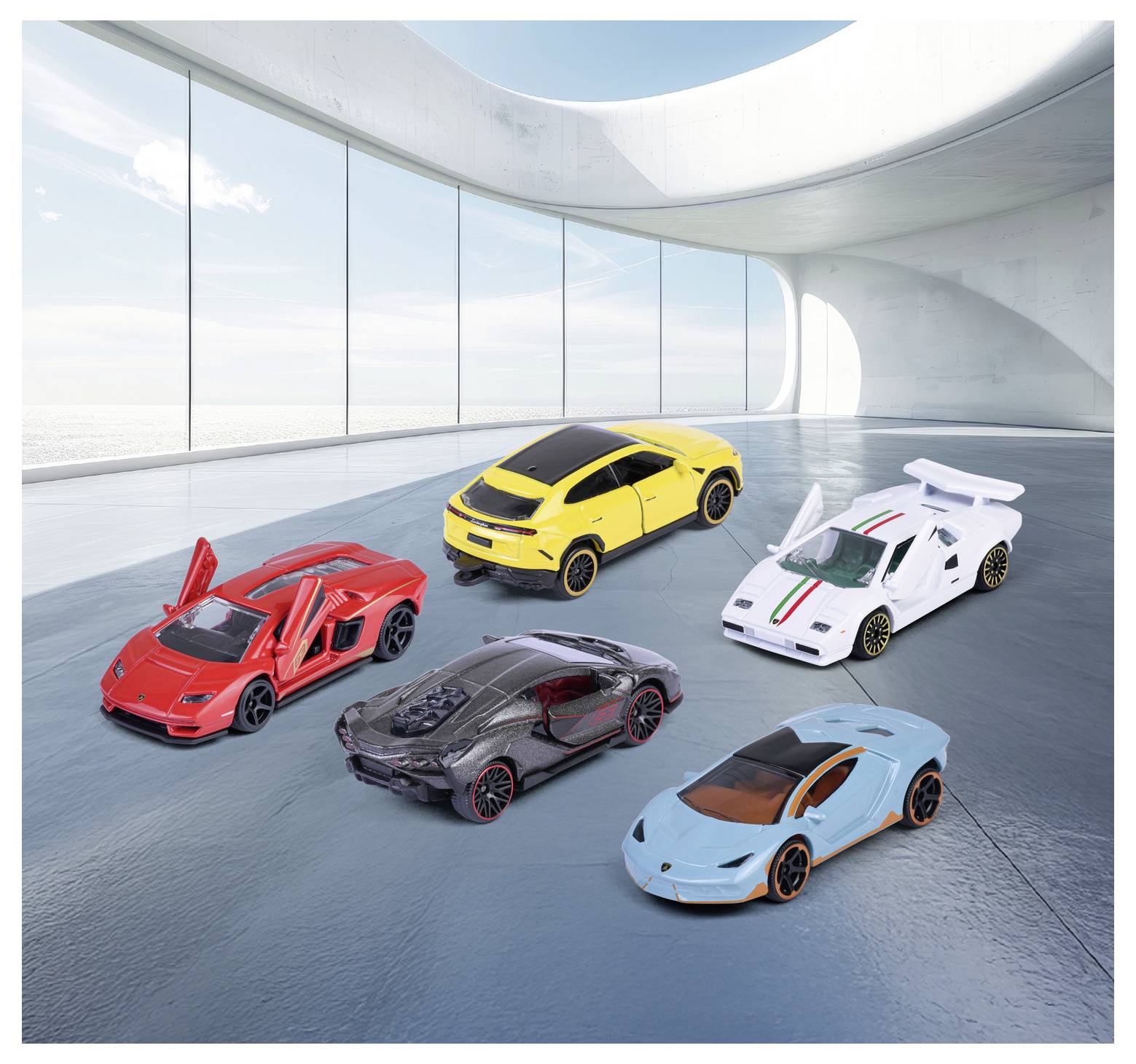 Pięć kolorowych samochodów zabawkowych z otwartymi drzwiami jest wystawionych na gładkiej, futurystycznej powierzchni, z zakrzywionym szklonym murem z widokiem na ocean.