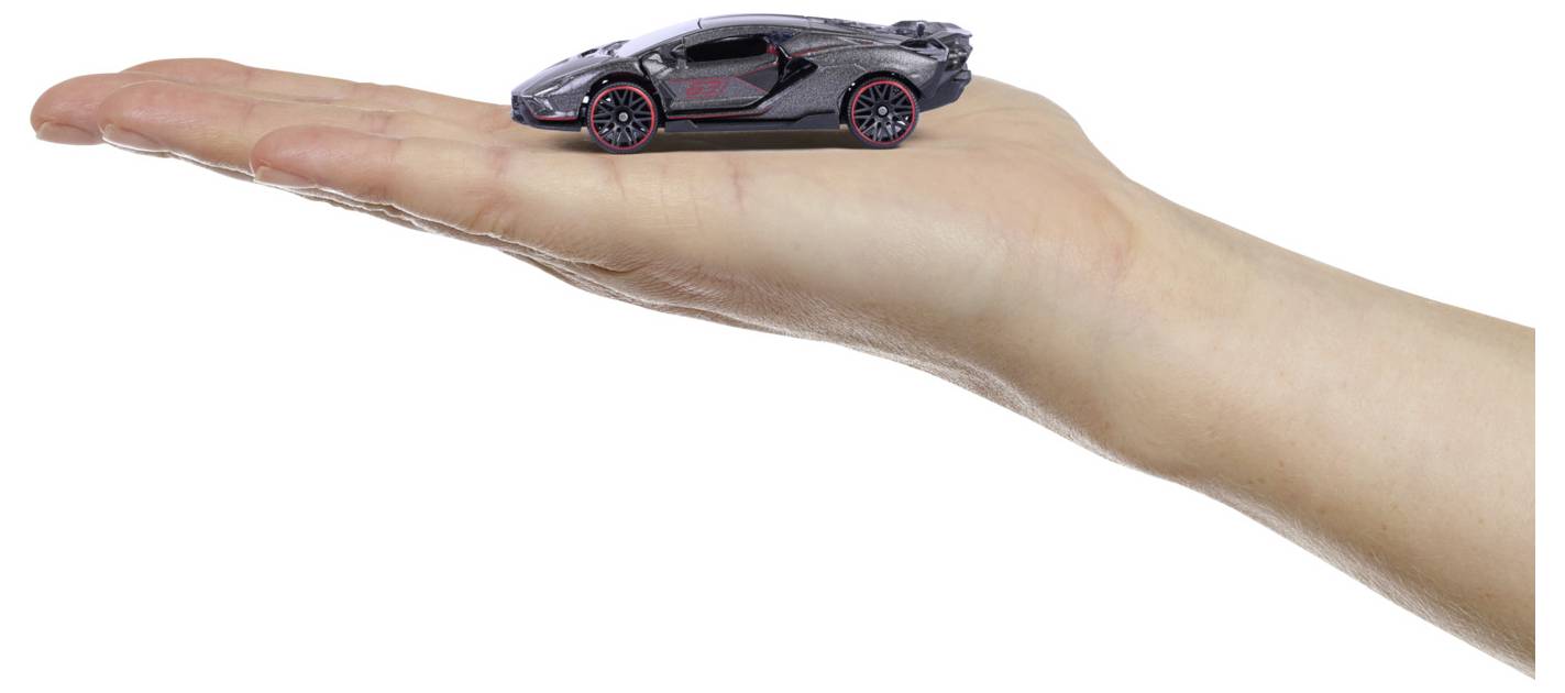 Dłoń osoby trzymająca mały model eleganckiego, czarnego samochodu sportowego, prezentujący jego kompaktowe rozmiary i szczegóły projektu.