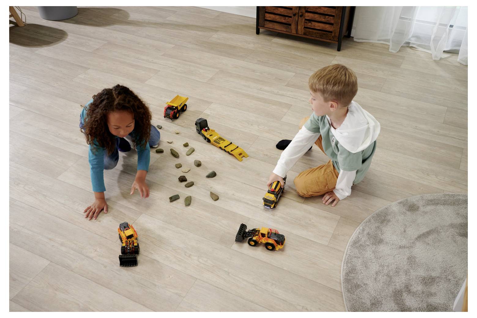 Вантажівка Volvo FH16 + фронтальний навантажувач, готова модель будівельної машини