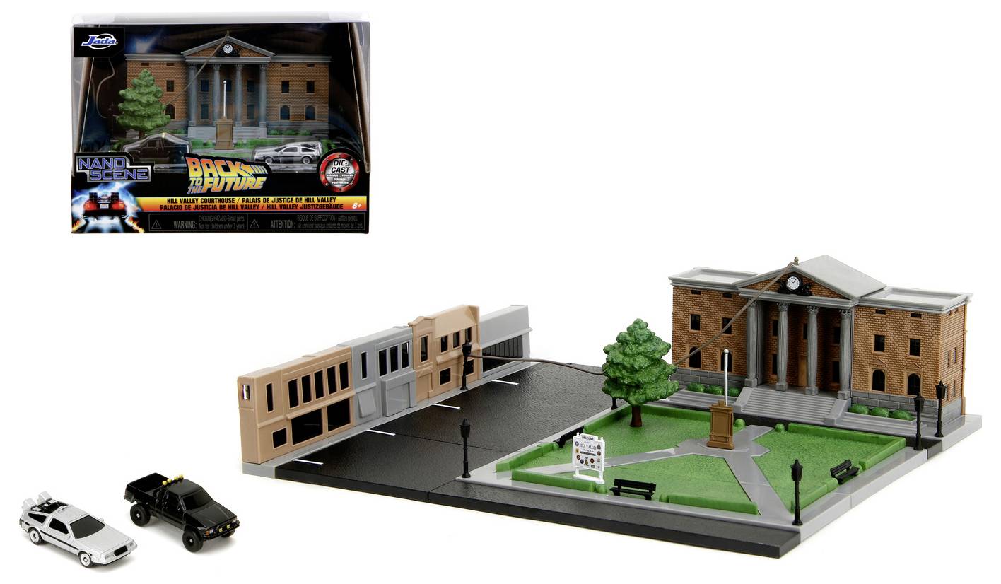 Model sądu w Hill Valley z filmu 'Powrót do przyszłości' z wieżą zegarową, otoczony małym parkiem, ulicami i dwoma samochodami.