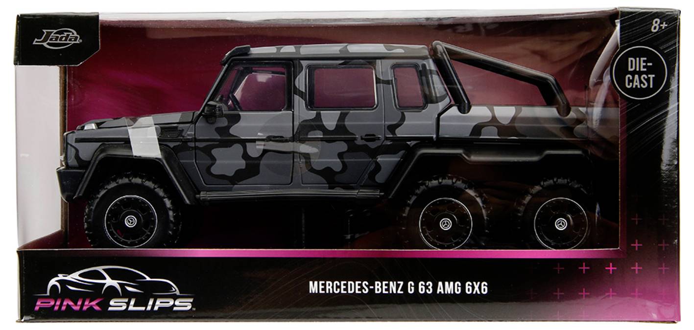 Zabawkowy Mercedes-Benz G 63 AMG 6x6 we wzorze maskującym jest wystawiony w pudełku oznaczonym 'Pink Slips'.
