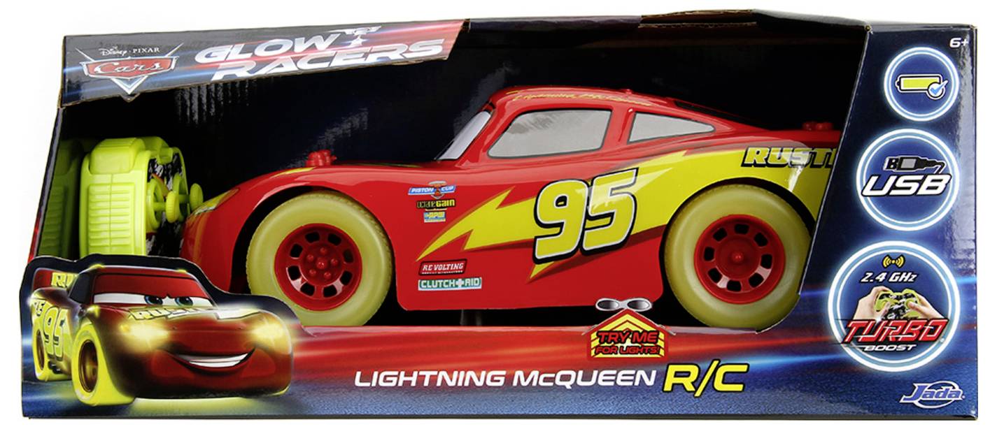 Skrzynia na zabawki z czerwonym samochodem zdalnie sterowanym 'Lightning McQueen' z żółtymi akcentami, z wyświetlonym numerem '95', ładowarka USB, dla dzieci od 6 lat.