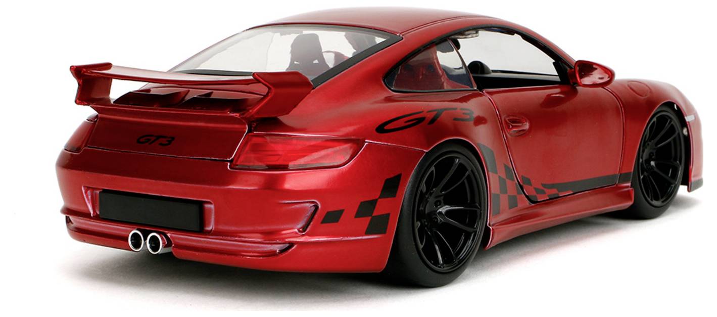 Czerwony samochód sportowy z czarnymi kratowanymi detalami i napisem 'GT3' na boku, wyposażony w wyrazisty tylni spoiler i podwójne końcówki wydechowe.