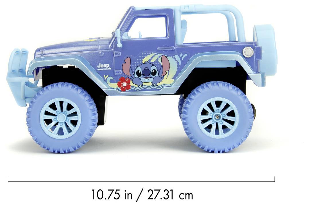 Miniaturowy model Jeep z graficzną postacią Stitcha w kolorze niebieskim na boku. Posiada duże niebieskie koła i mierzy 10,75 cala lub 27,31 cm długości.