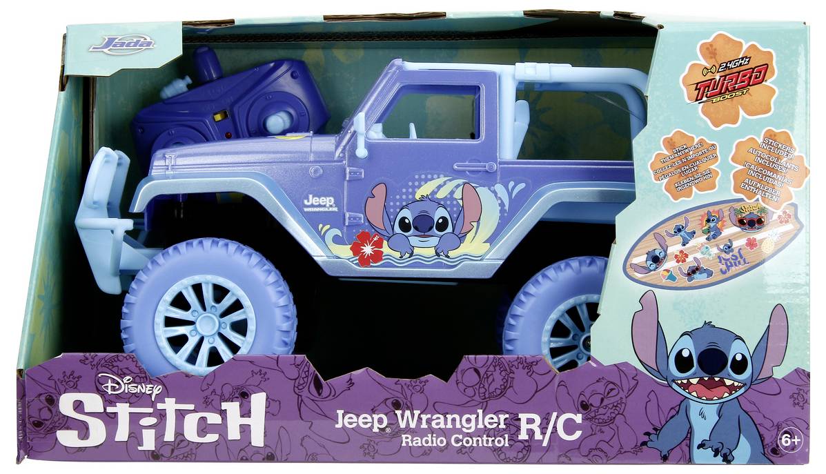 Zabawkowy samochód zdalnie sterowany Jeep Wrangler w motywie "Stitch" w niebieskim opakowaniu z obrazkami Sticha, z rekomendacją wiekową 6+ oraz logo.