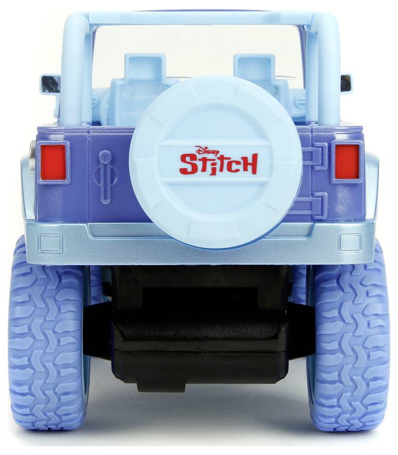 Zabawkowy jeep z dużymi niebieskimi kołami z napisem 'Disney Stitch' na pokrywie koła zapasowego, widziany od tyłu. Pojazd jest jasnoniebieskiego koloru.