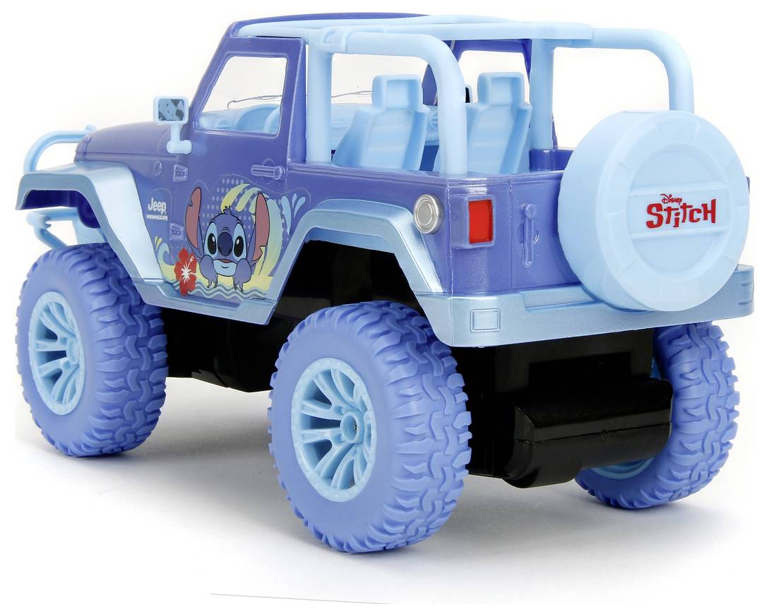 Zabawkowy niebieski Jeep z naklejką 'Stitch', dużymi oponami i widocznym wnętrzem.