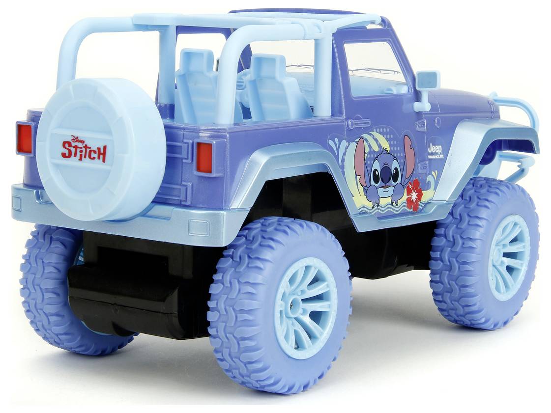 Niebieski zabawkowy jeep z naklejką postaci 'Stitch' po jednej stronie, z dużymi niebieskimi oponami i zapasowym kołem z tyłu.