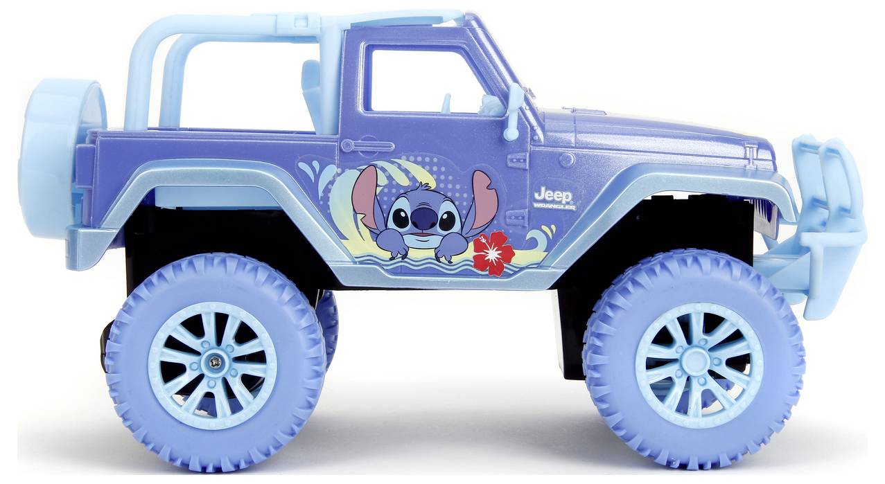 Zabawkowy jeep w niebiesko-fioletowej kolorystyce posiada projekt animowanej postaci na boku, wyposażony w duże niebieskie koła.