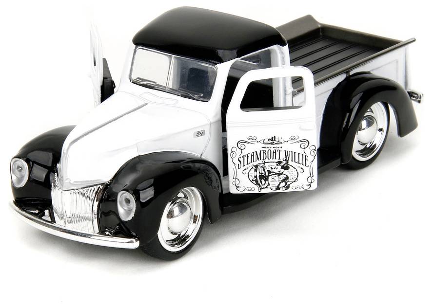 Czarno-biała, utrzymana w stylu vintage zabawkowa ciężarówka pick-up z otwartymi drzwiami i projektem z motywem "Steamboat Willie" na boku.