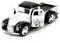 Czarno-biała, utrzymana w stylu vintage zabawkowa ciężarówka pick-up z otwartymi drzwiami i projektem z motywem "Steamboat Willie" na boku.