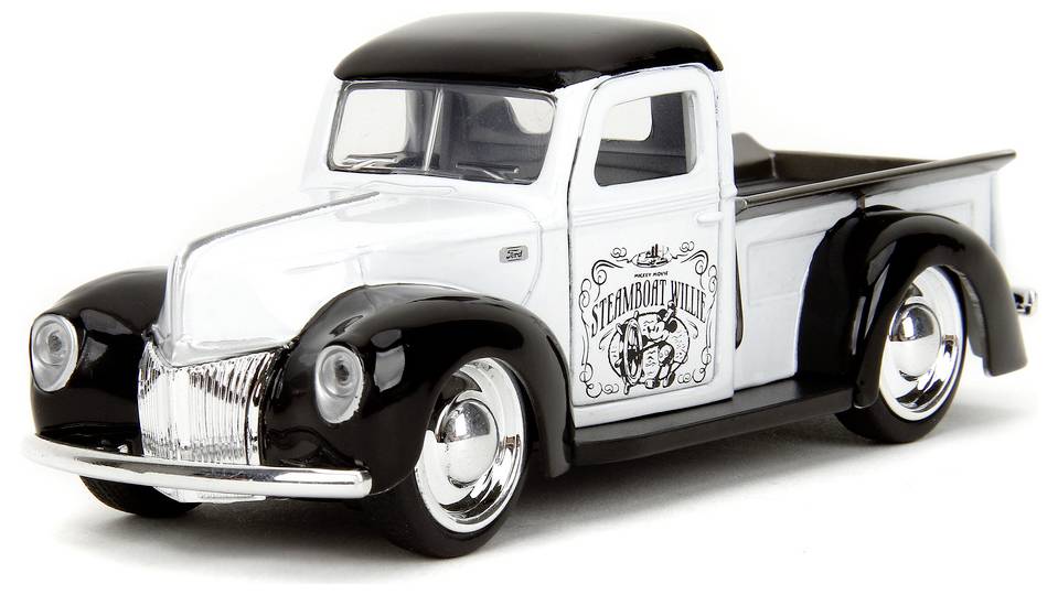 Czarno-biała, vintage'owa zabawkowa ciężarówka w stylu "Steamboat Willie", z logo na drzwiach, błyszczącymi chromowanymi detalami i zaokrąglonymi błotnikami.