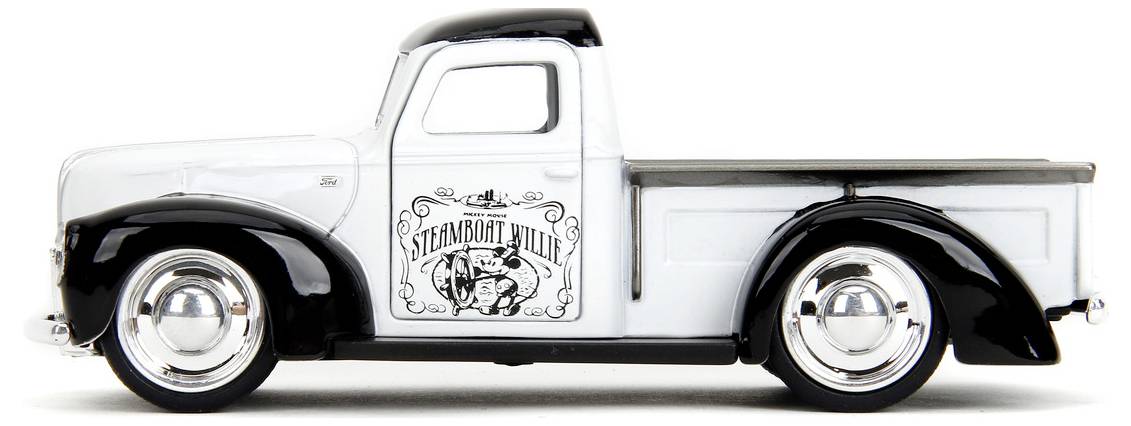 Biała i czarna zabawkowa ciężarówka z chromowanymi kołami, z zabytkowym wzorem na drzwiach, na którym widnieje napis "Steamboy Willie".