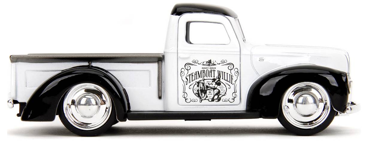 Czarno-biała zabawkowa ciężarówka pickup z logo na drzwiach, które brzmi "Steamboat Willie".