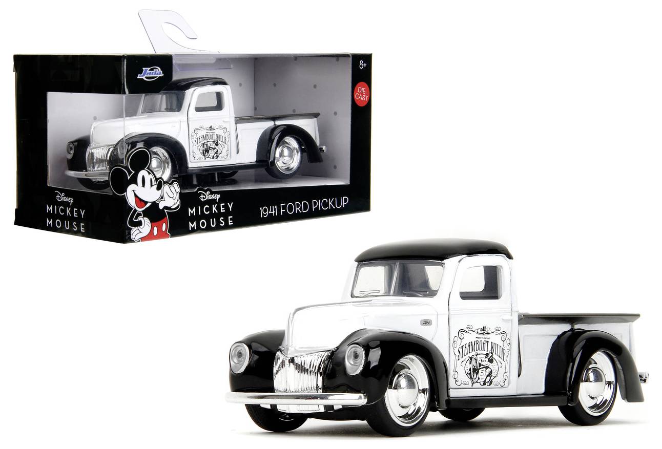 Srebrno-czarny model zabawkowy samochodu Ford pickup z 1941 roku z grafiką Myszki Mikiego na boku. Pudełko eksponuje opakowanie z wizerunkiem Mikiego.