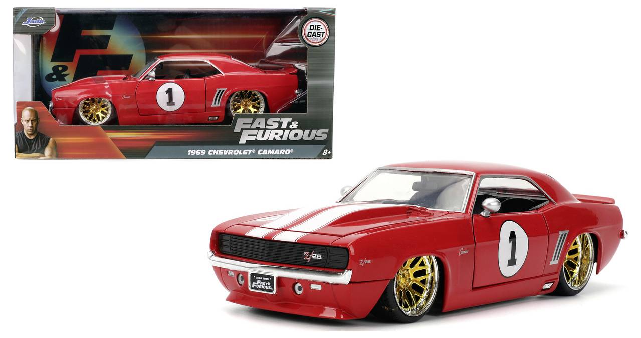 Model samochodu Chevrolet Camaro z 1969 roku w kolorze czerwonym z złotymi felgami, z numerem '1' na drzwiach, prezentowany razem z opakowaniem w stylu 'Szybcy i wściekli'.