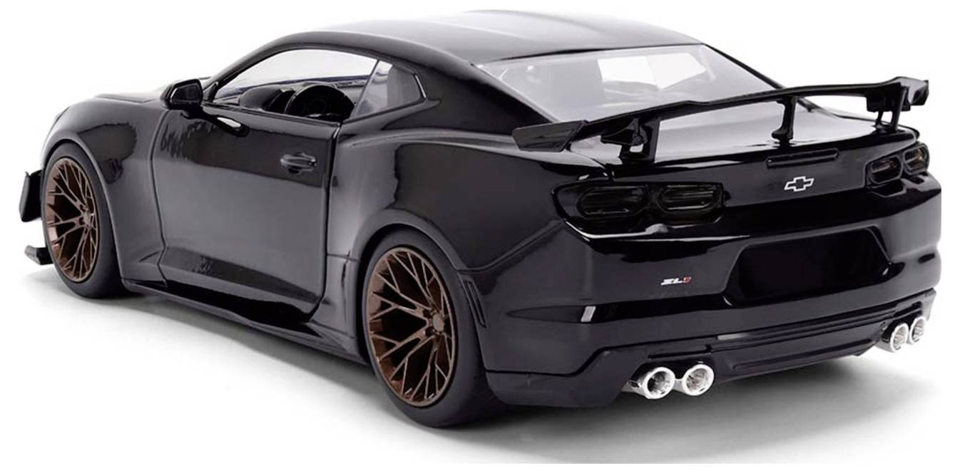 Smukły czarny samochód sportowy z tylnym skrzydłem, przyciemnianymi szybami, poczwórnymi końcówkami wydechowymi i brązowymi felgami, widziany pod lewym tylnym skosem.