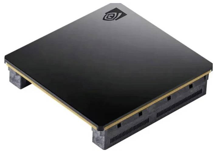 Smukły, czarny, kwadratowy element komputerowy z logo na górnej powierzchni, prawdopodobnie podkładka chłodząca lub moduł sprzętowy, spoczywa na białym tle.