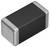 Mały, prostokątny komponent elektroniczny o czarnej obudowie i metalowych końcówkach, prawdopodobnie montowany powierzchniowo kondensator lub rezystor.