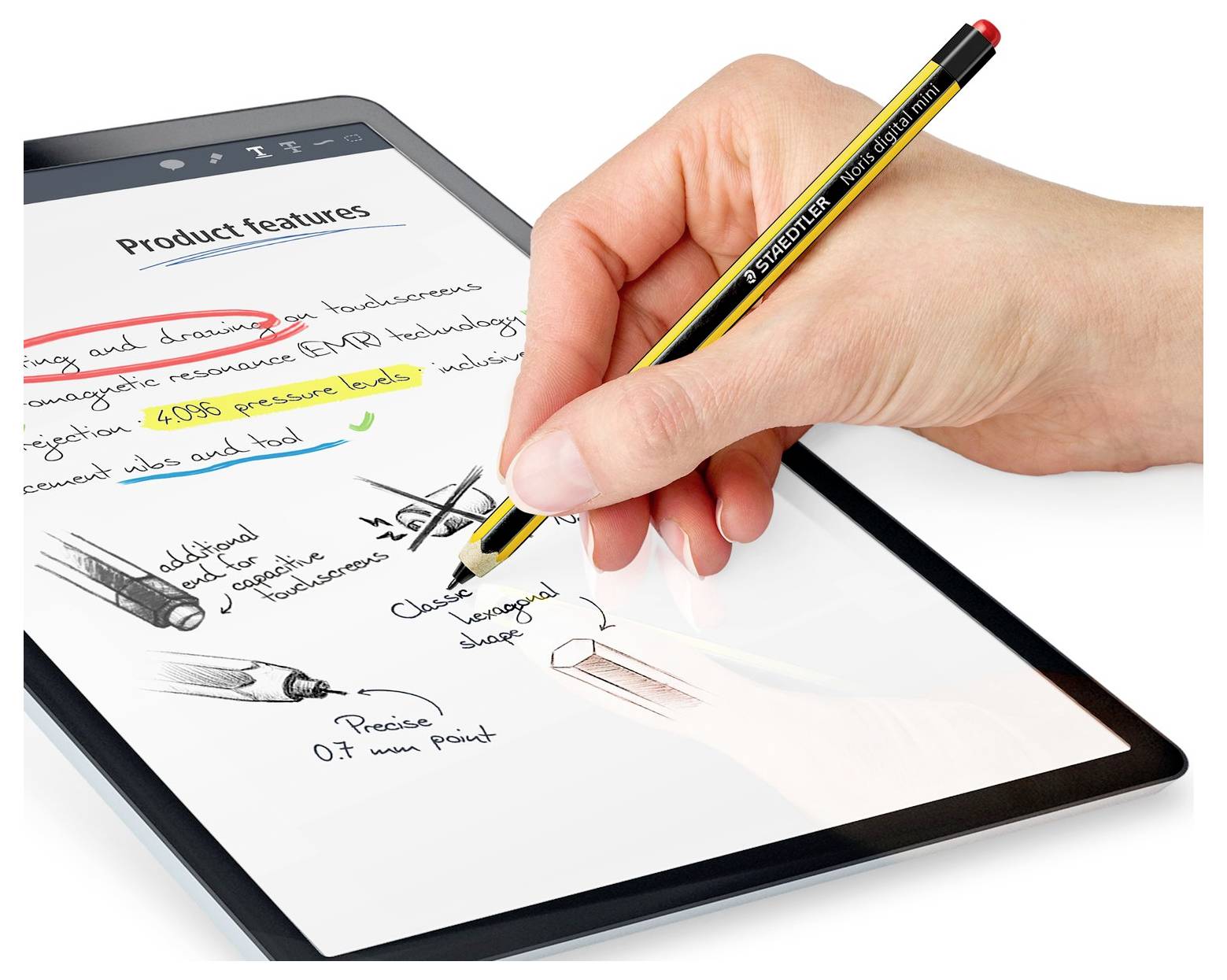 Ręka rysuje i pisze na tablecie za pomocą żółto-czarnego stylusa przypominającego ołówek, wyświetlając tekst i naszkicowane cechy produktu.