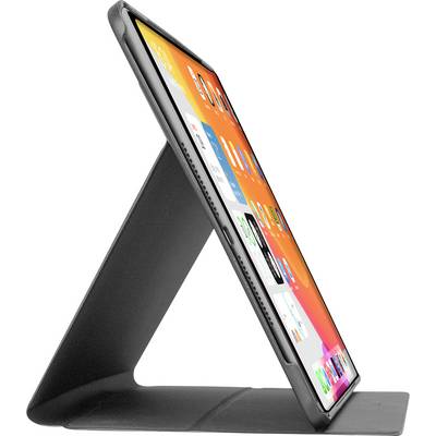 Tablet w czarnym stojaku wyświetlający kolorowy interfejs z ikonami aplikacji, widziany z boku na białym tle.