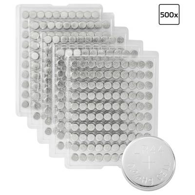 Obraz 500 baterii guzikowych, oznaczonych "LR44 0%Hg CELL", ułożonych w przezroczystych plastikowych tackach.