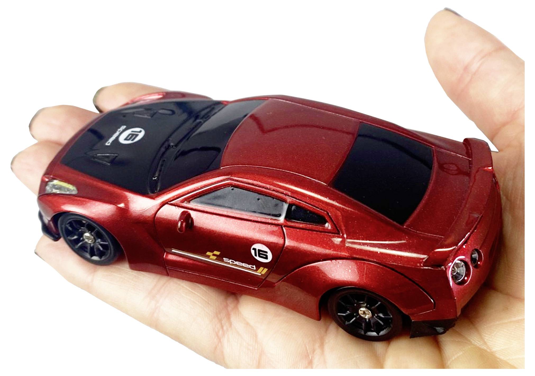 Czerwony samochodzik wyścigowy z naklejkami rajdowymi i numerem '16' jest trzymany na otwartej dłoni, prezentując swoją kompaktową wielkość.