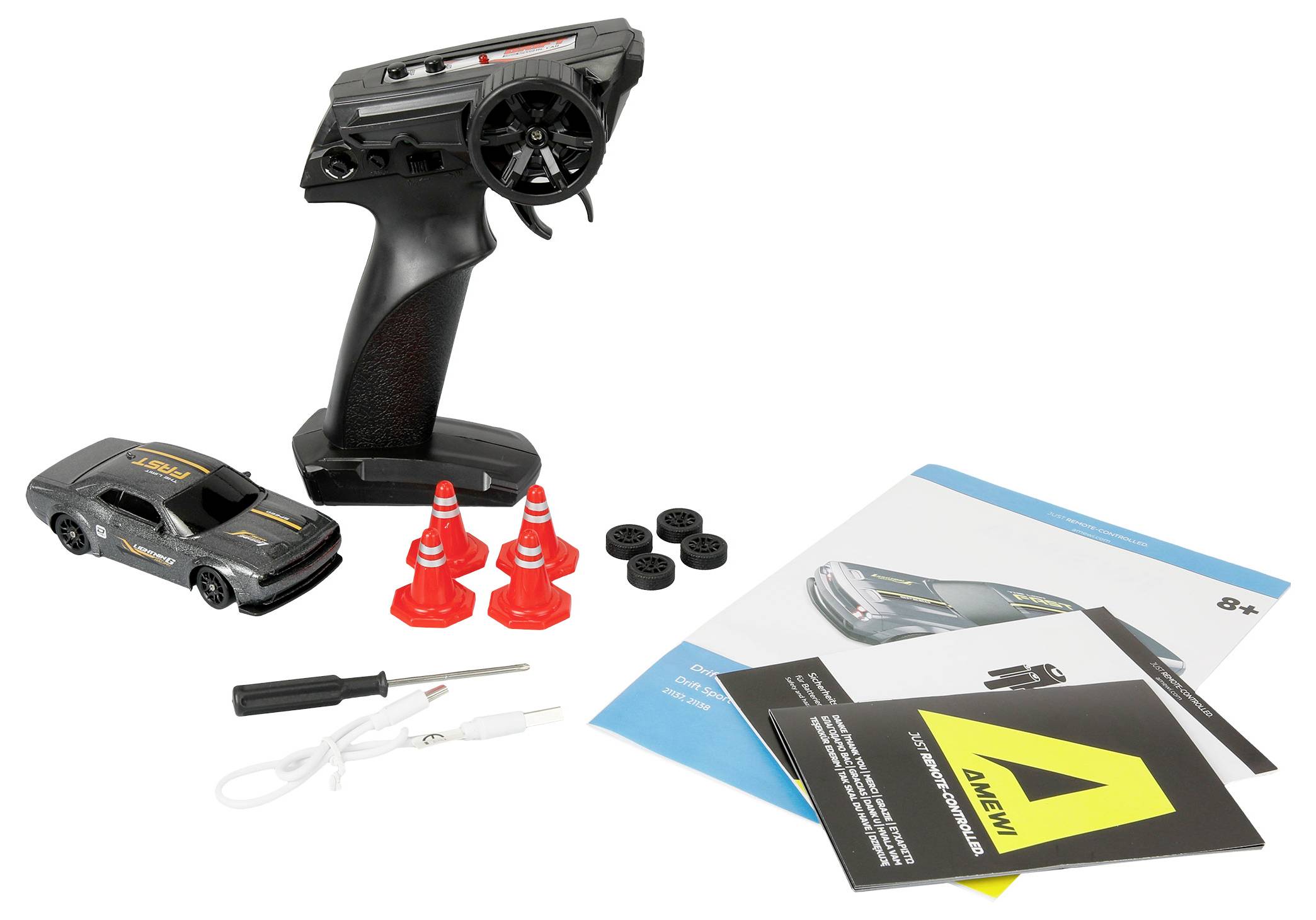 Zestaw samochodu zdalnie sterowanego (RC) z modelem samochodu, pilotem, 4 zapasowymi oponami, 3 pachołkami drogowymi, śrubokrętem, instrukcją użytkowania i dodatkowymi wskazówkami.