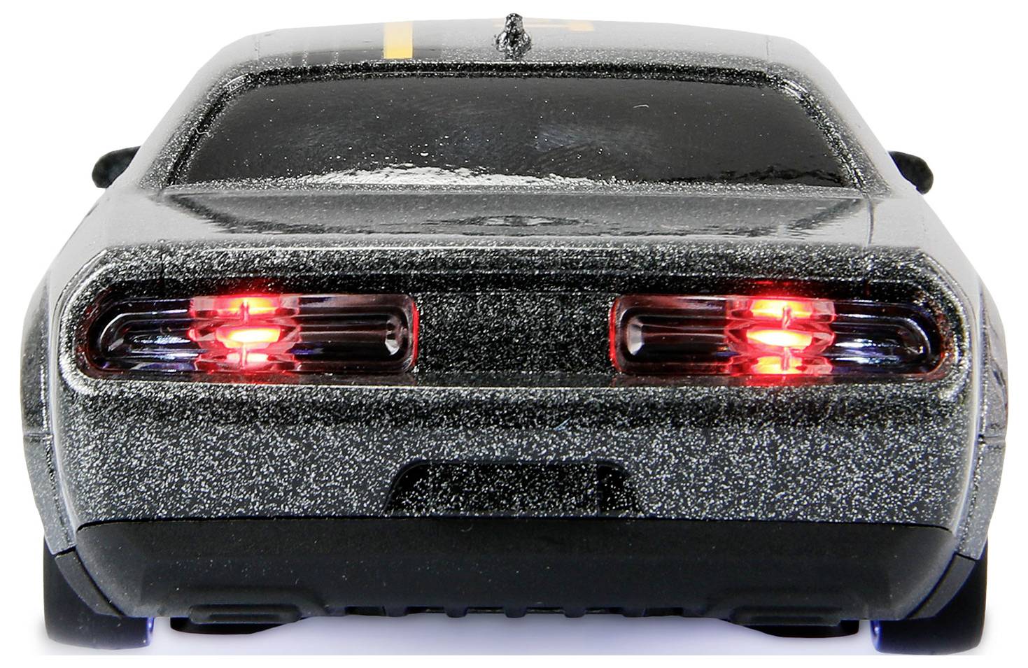 Czarny samochód sportowy widziany od tyłu, z podświetlonymi czerwonymi światłami tylnymi na białym tle.