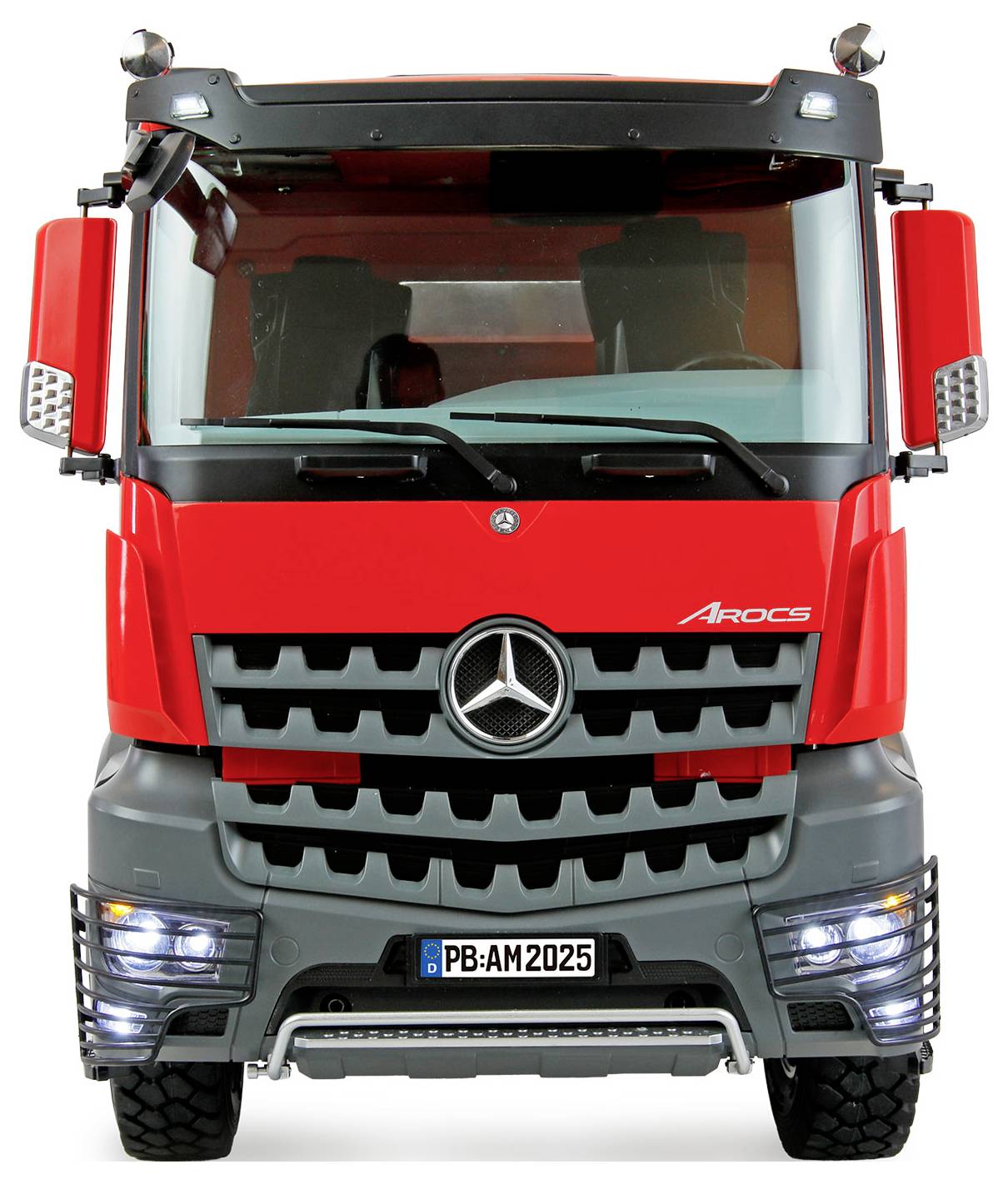 Czerwony samochód ciężarowy Mercedes-Benz Arocs, widok z przodu, z solidną atrapą chłodnicy i wyraźnym logo marki.
