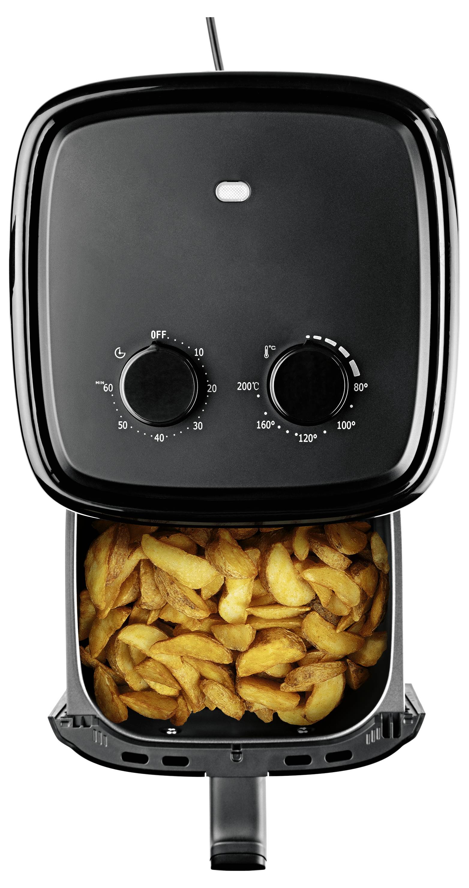 Czarny frytownica powietrzna z koszyczkiem zawierającym złociste, brązowe kliny ziemniaczane. Na górnym panelu widoczne są regulatory temperatury i timera.