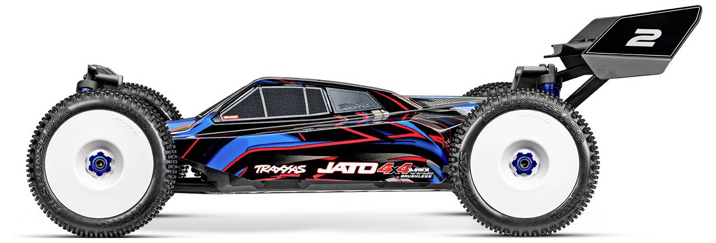 Samochód zdalnie sterowany w niebiesko-czarno-czerwonym designie z etykietą 'Jato 4x4'. Duże białe koła, opływowe nadwozie i tylny spoiler oznaczony numerem '2'.