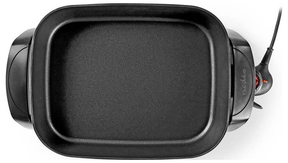 Elektryczna płyta grzejna, widziana z góry, z prostokątną nieprzywierającą powierzchnią do gotowania i uchwytami po bokach, podłączona do przewodu zasilającego.