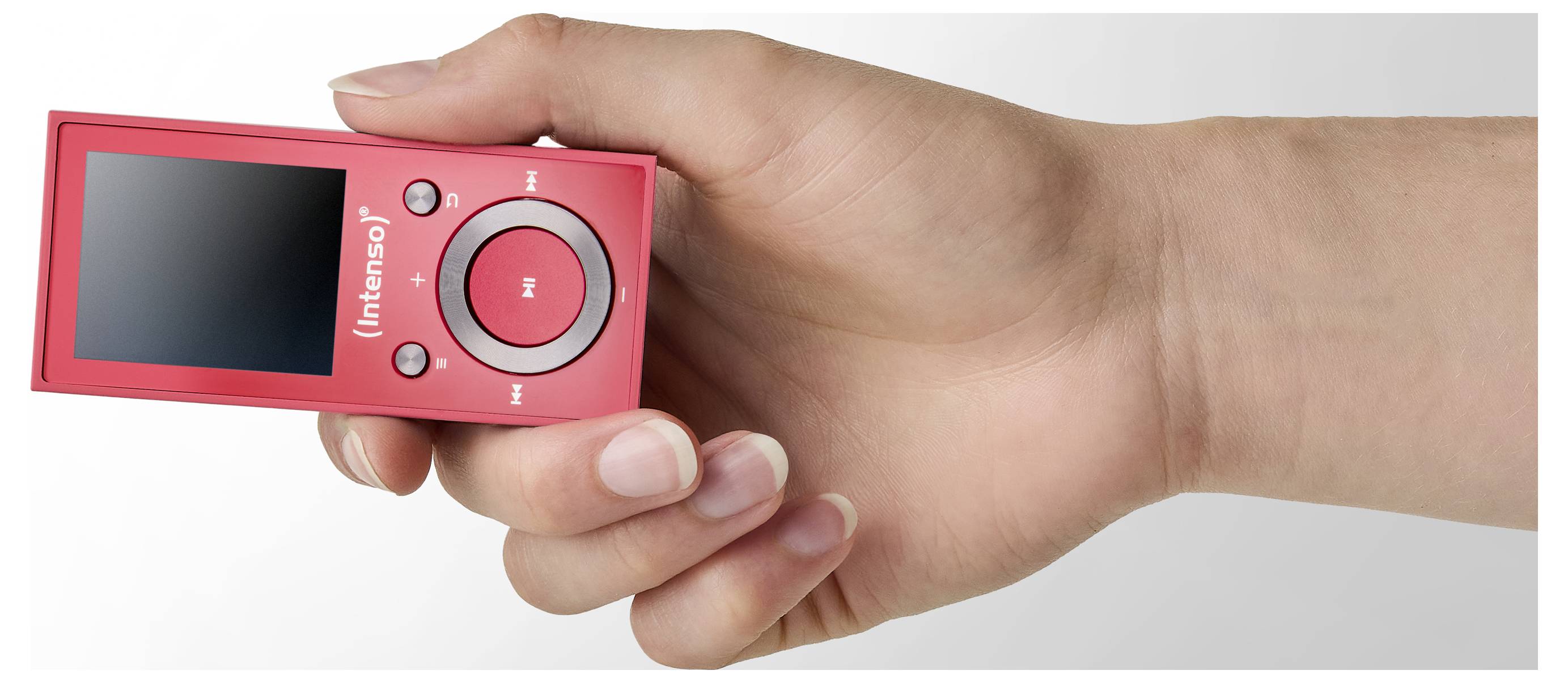 Ręka trzymająca czerwony odtwarzacz MP3 z okrągłą nakładką sterującą poniżej małego ekranu, oznaczony logo 'Intenso'.