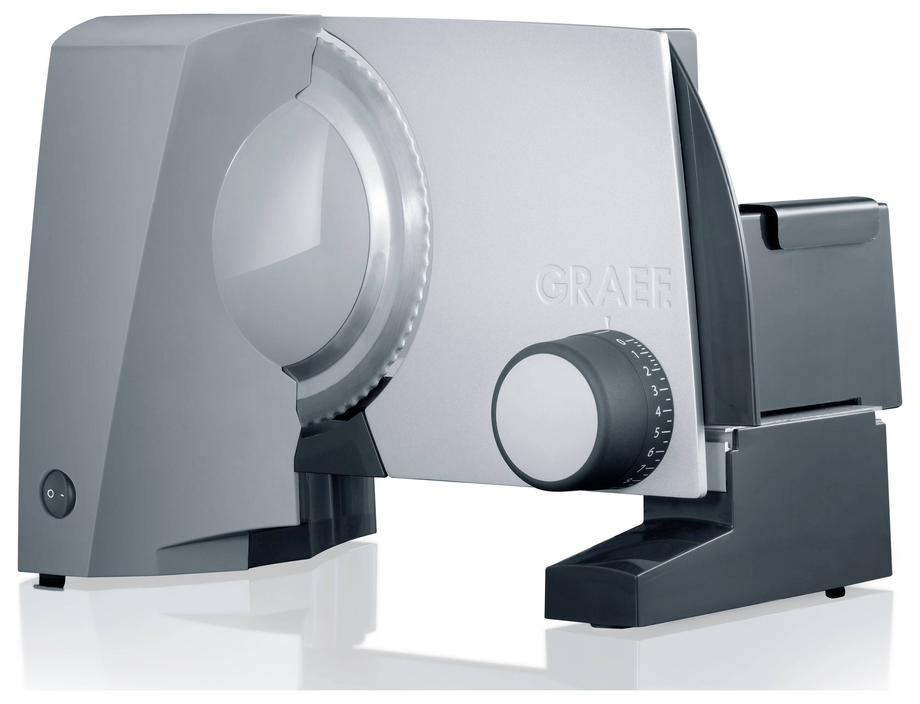 Srebrno-czarna elektryczna krajalnica do mięsa z okrągłą tarczą tnącą i regulowanym pokrętłem grubości, umieszczona na połyskującej powierzchni.