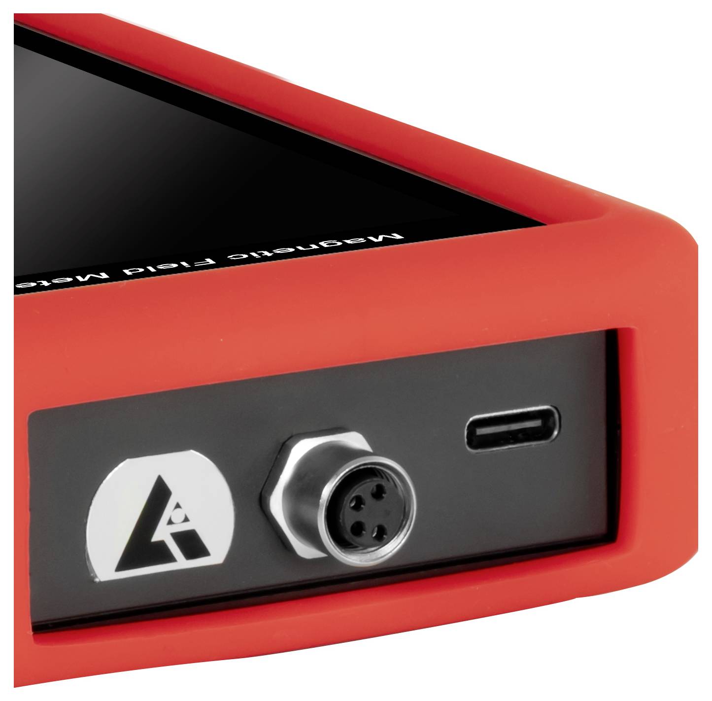 Zbliżenie na róg czerwonego urządzenia elektronicznego z małym ekranem, okrągłym portem i portem USB-C na przednim panelu.