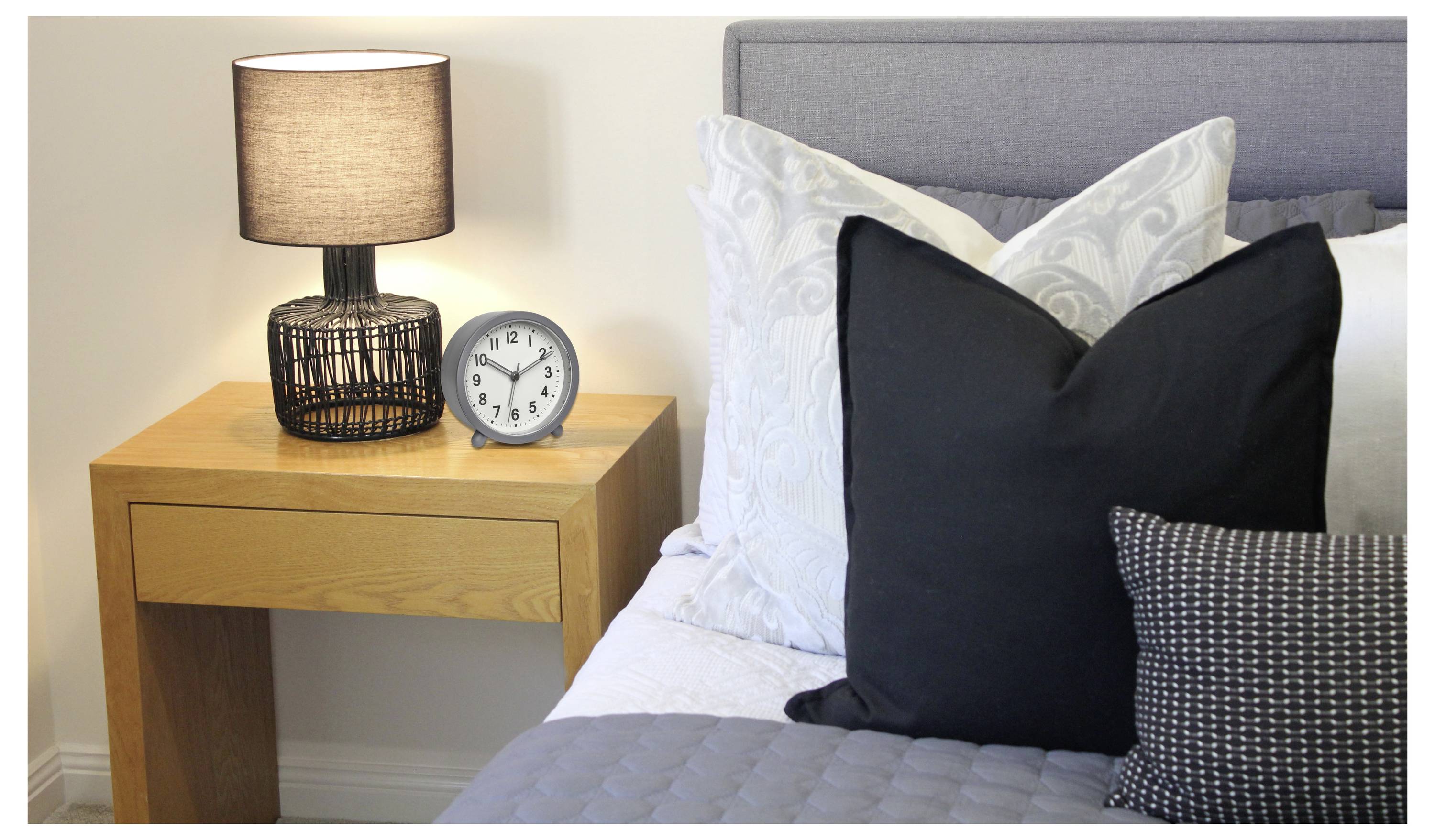 Кварцовий будильник TFA Dostmann 60.1043.10 сірого кольору. Кількість будильників: 1. Тиха робота механізму.