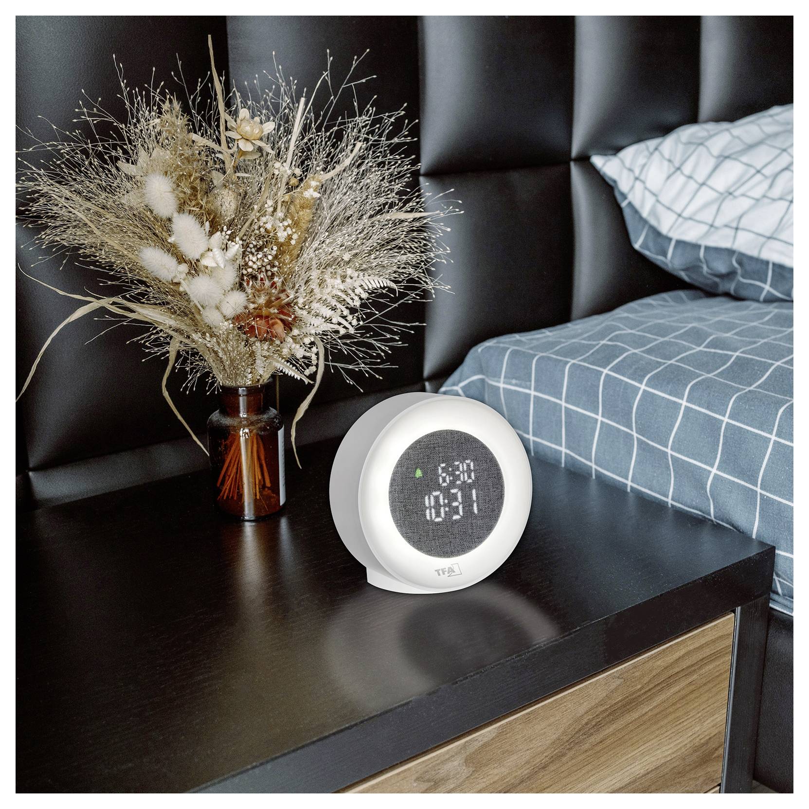 Кварцовий будильник TFA Dostmann 60.2047.02 з підсвічуванням, білий, кількість будильників 1, навколишнє освітлення