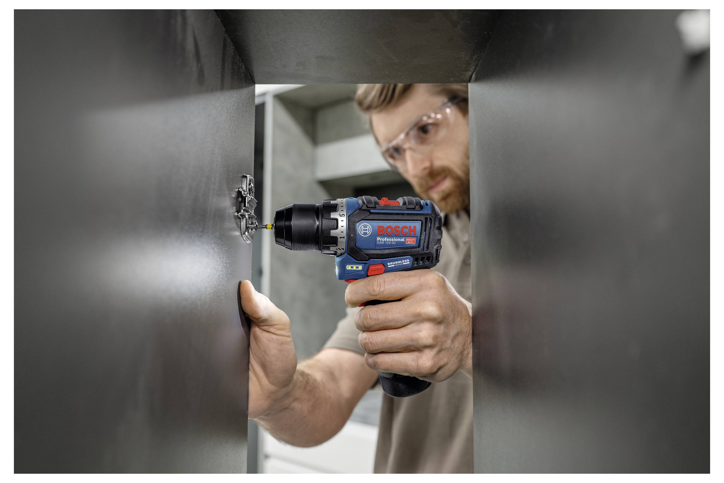 Аккумуляторная шуруповерт Bosch Professional 0615A500CF 12 В 2 Ач, бесщеточный, в комплекте с аккумулятором и зарядным устройством