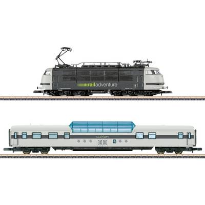 Model pociągów na równoległych torach; na górze czarna lokomotywa oznaczona „railadventure", na dole biały wagon pasażerski oznaczony „LUXON".