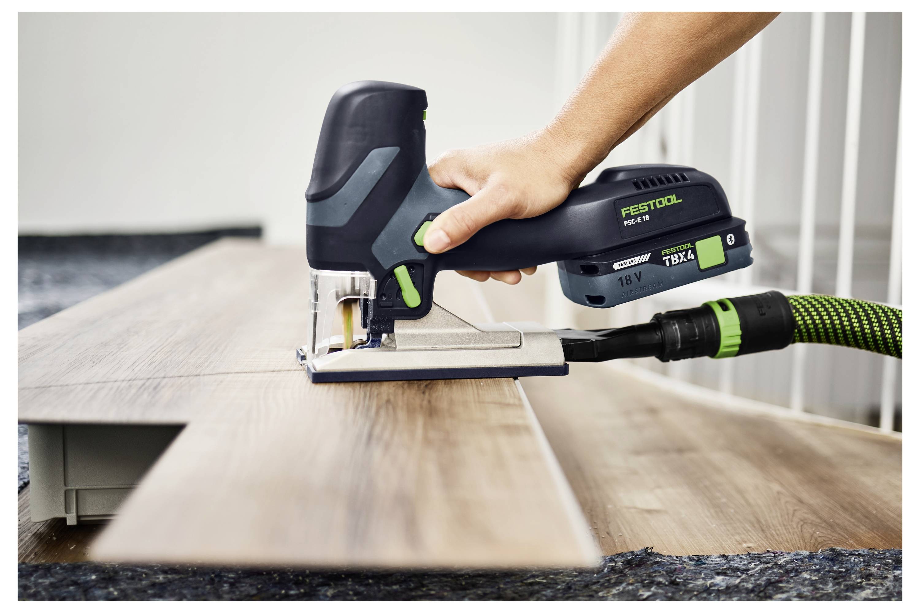 Prowadnica 'Festool FS-KP 240' z etykietami bezpieczeństwa, podziałką oraz zielonymi elementami projektowymi.