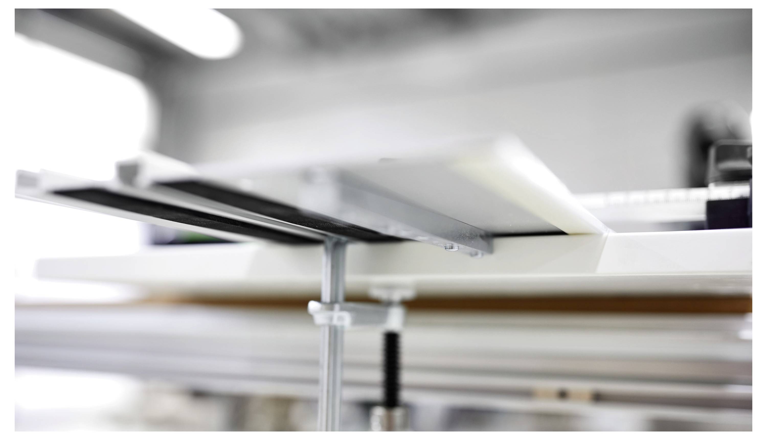 Zbliżenie cementu mieszanego w wiadrze za pomocą narzędzia elektrycznego z etykietą „Festool", podkreślające mieszanie materiałów budowlanych.