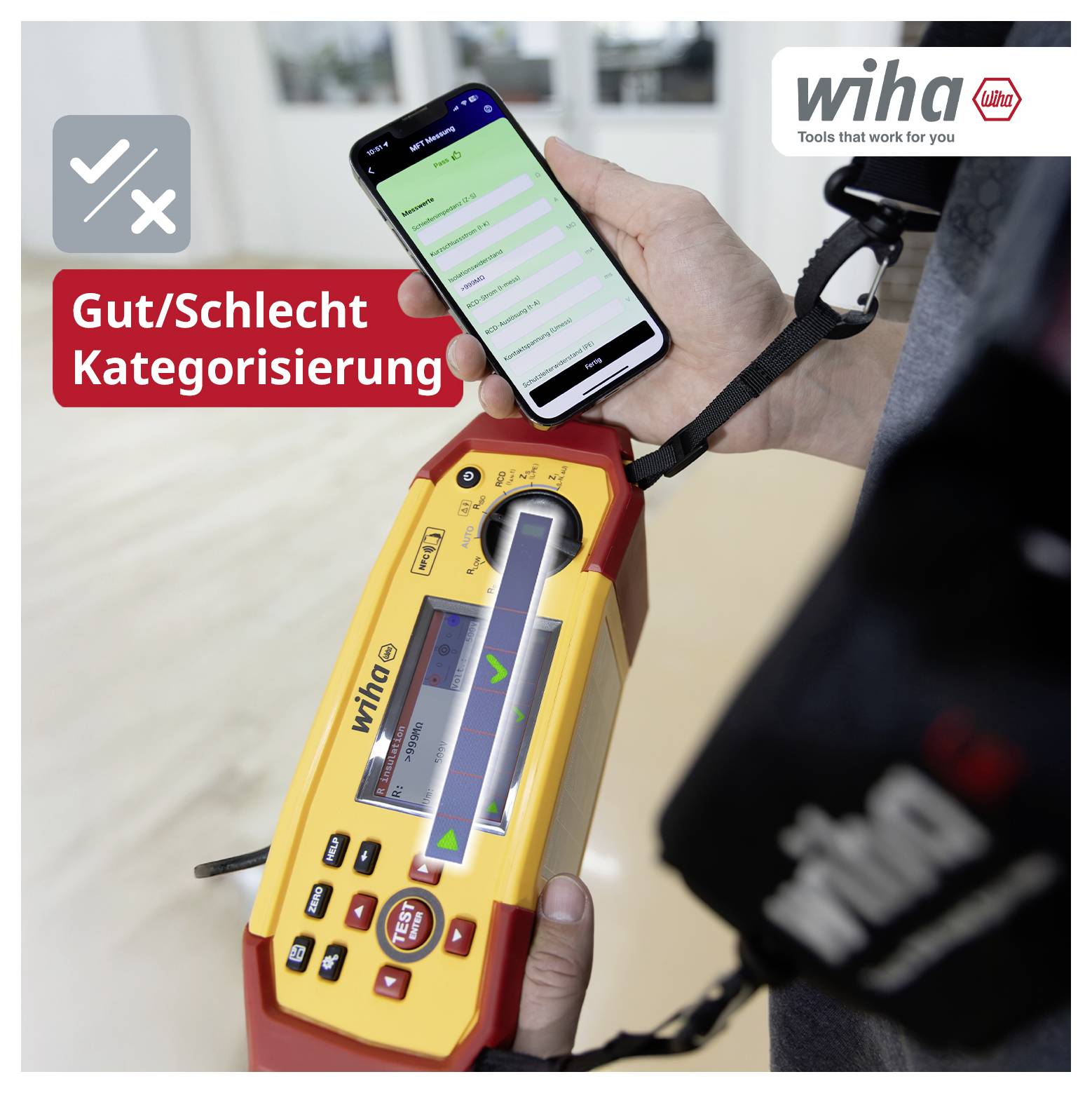 Ręka trzyma urządzenie pomiarowe Wiha i smartfon; na wyświetlaczu zielona lista, obok tekst „Dobra/Zła kategoryzacja" i symbol zaznaczenia/X.