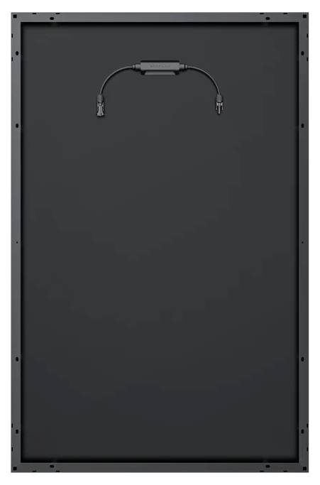 Obraz pokazuje tylną stronę panelu słonecznego z dołączonymi przewodami złączek u góry.