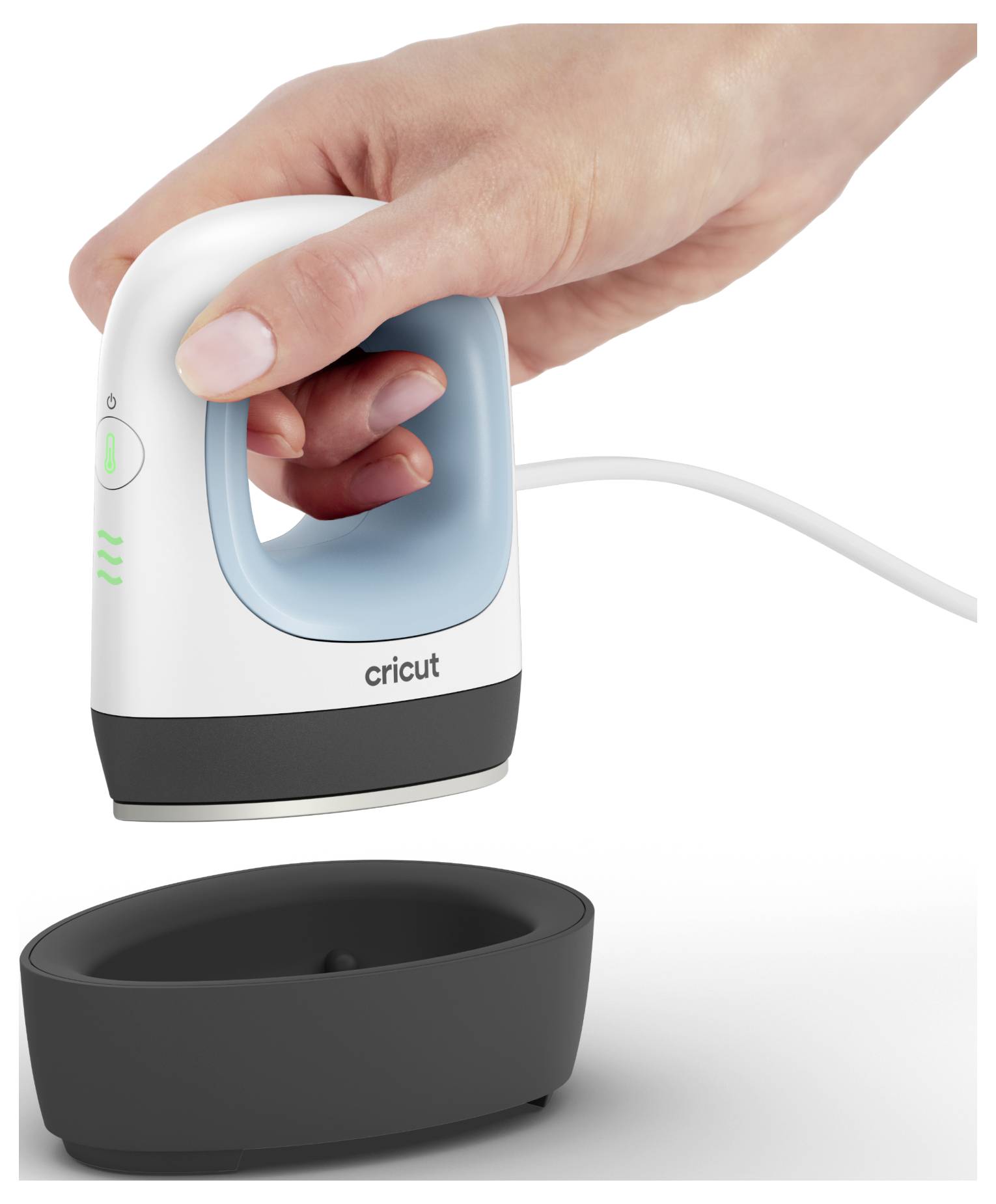 Dłoń trzyma miniaturową prasę do ciepła Cricut, zawieszoną nad jej czarną podstawą, ukazując jej kompaktowy design do projektów rzemieślniczych i transferu ciepła.