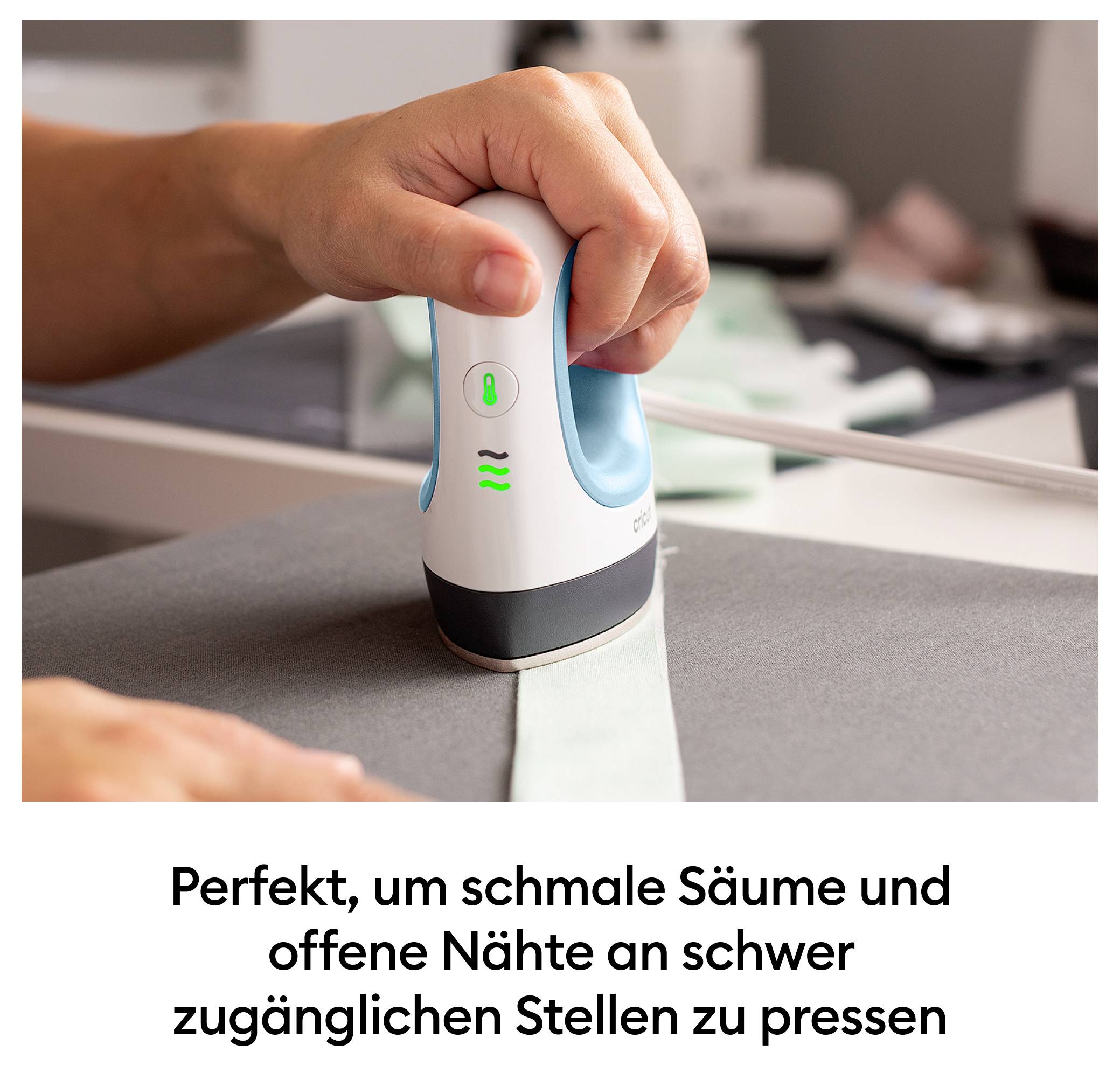 Dłoń prasuje wąski krajaj tkaniny małym urządzeniem. Tekst na obrazie: "Idealne do prasowania wąskich krajajów i otwartych szwów".