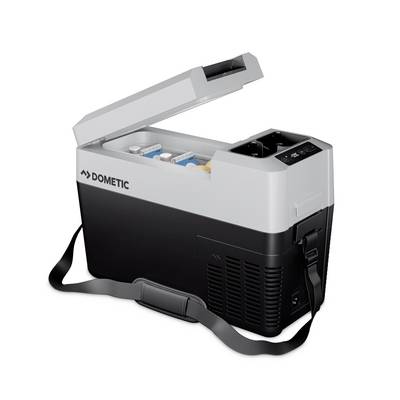 Przenośna lodówka elektryczna Dometic z otwartą pokrywą, pokazująca przechowywane napoje i żywność; widoczny czarny pasek na ramię i panel sterowania.