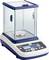 Cyfrowa waga analityczna z przezroczystą obudową, niebieskim wykończeniem i wyświetlaczem cyfrowym pokazującym „0,000 g", używana do precyzyjnych pomiarów masy.